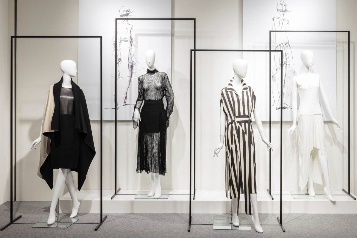 アクリス サロンでモナコ公国プリンセス・シャルレーヌ妃着用のワードローブ展示、貴重なロングドレスなど