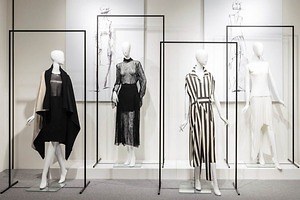 アクリス サロンでモナコ公国プリンセス・シャルレーヌ妃着用のワードローブ展示、貴重なロングドレスなど