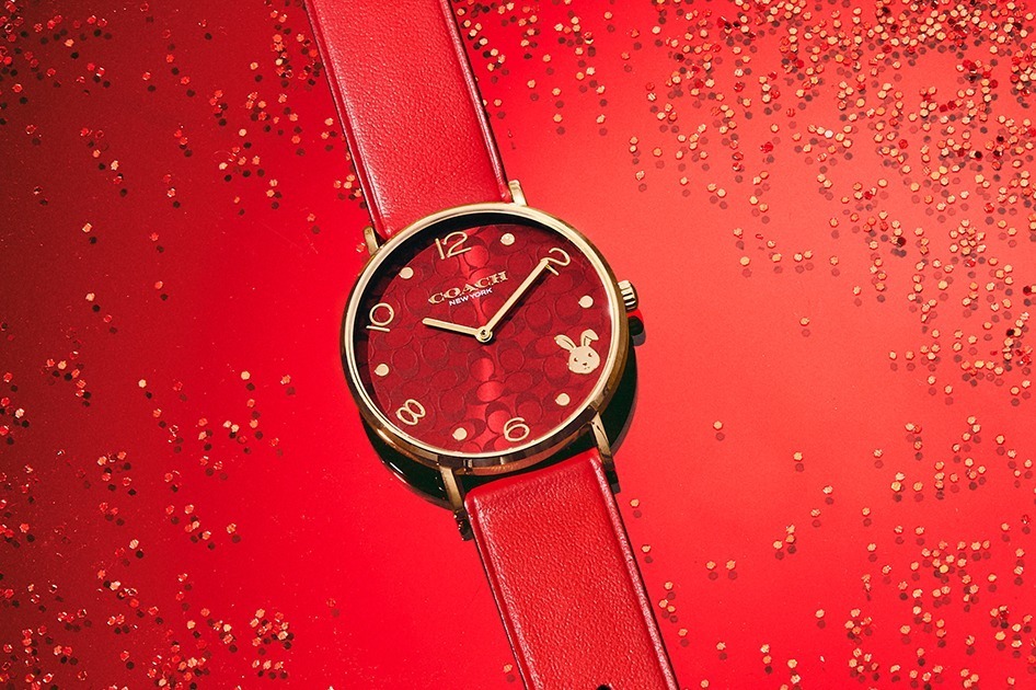 コーチウォッチから2023年の干支“うさぎ”モチーフの新作腕時計、真っ赤
