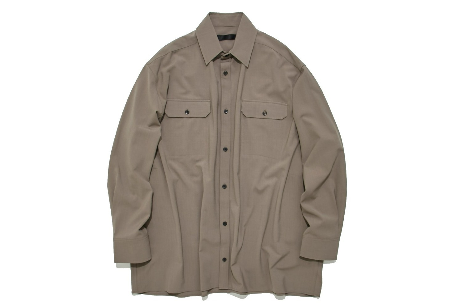 ティーエイチ プロダクツのステュディオス別注アイテム、ワイドなシャツジャケット＆カーゴパンツ