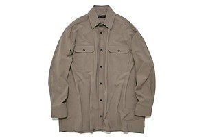 ティーエイチ プロダクツのステュディオス別注アイテム、ワイドなシャツジャケット＆カーゴパンツ