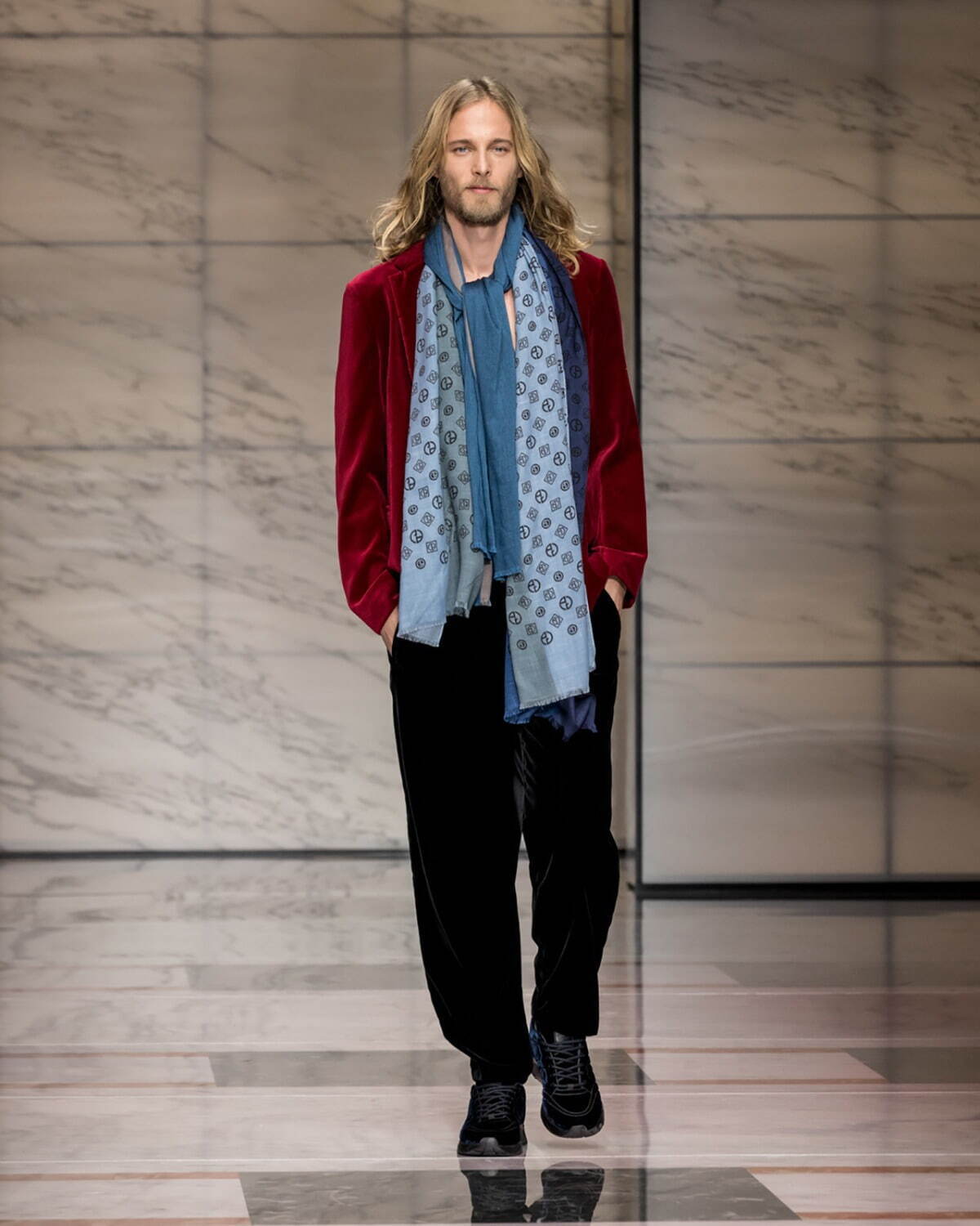 ジョルジオ アルマーニ 2023年秋冬メンズコレクション 灰色に濡れる温かさ ファッションプレス