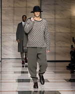 ジョルジオ アルマーニ 2023年秋冬メンズコレクション - 灰色に濡れる温かさ｜写真28