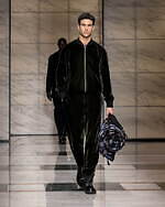 ジョルジオ アルマーニ 2023年秋冬メンズコレクション - 灰色に濡れる温かさ｜写真38