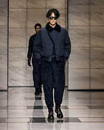 ジョルジオ アルマーニ 2023年秋冬メンズコレクション - 灰色に濡れる温かさ｜写真40