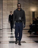 ジョルジオ アルマーニ 2023年秋冬メンズコレクション - 灰色に濡れる温かさ｜写真56