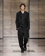 ジョルジオ アルマーニ 2023年秋冬メンズコレクション - 灰色に濡れる温かさ｜写真60