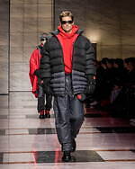 ジョルジオ アルマーニ 2023年秋冬メンズコレクション - 灰色に濡れる温かさ｜写真72