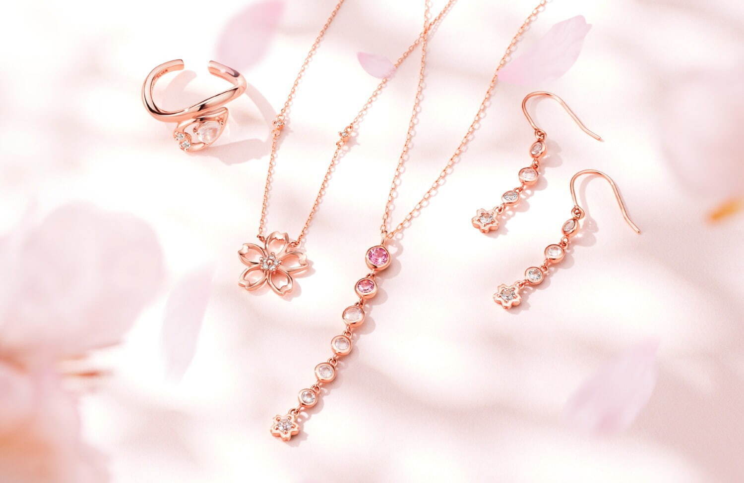 左から)Ear Cuff/Rose Quartz/Topaz 11,000円
Necklace/Diamond 55,000円
Necklace/Pink Tourmaline/Rose Quartz/Quartz 41,800円
Pierced Earrings/Rose Quartz/Quartz 33,000円