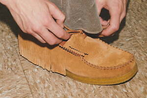 アンスクリア×クラークス オリジナルズの新作“フリンジ”付きモカシンシューズ