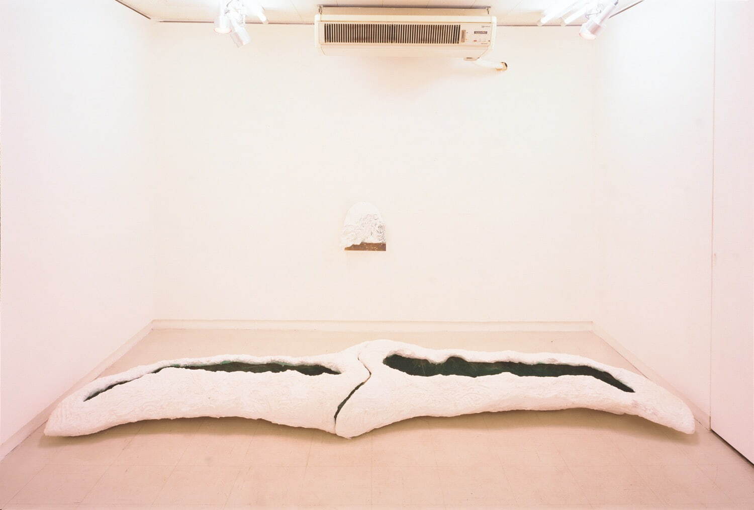 戸谷成雄 《地下の部屋》 1984年
撮影:山本糾 ©Shigeo Toya Courtesy of ShugoArts