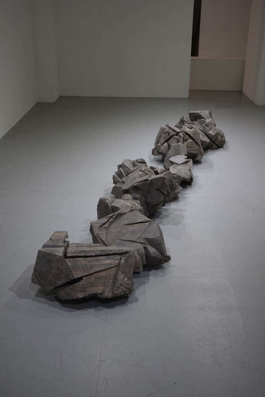 戸谷成雄 《視線体─連》 2020年
撮影:怡土鉄夫 ©Shigeo Toya Courtesy of KENJI TAKI GALLERY