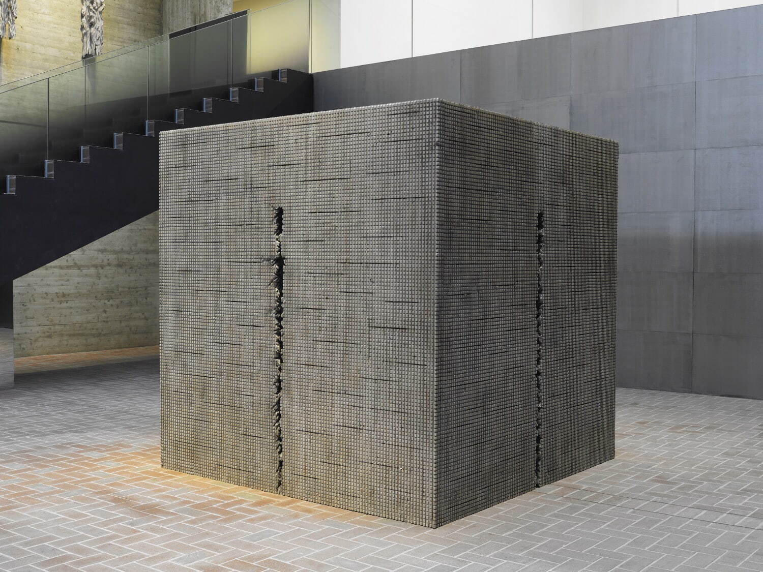 戸谷成雄 《洞穴体V》 2011年 撮影：山本糾 画像提供：武蔵野美術大学 美術館・図書館