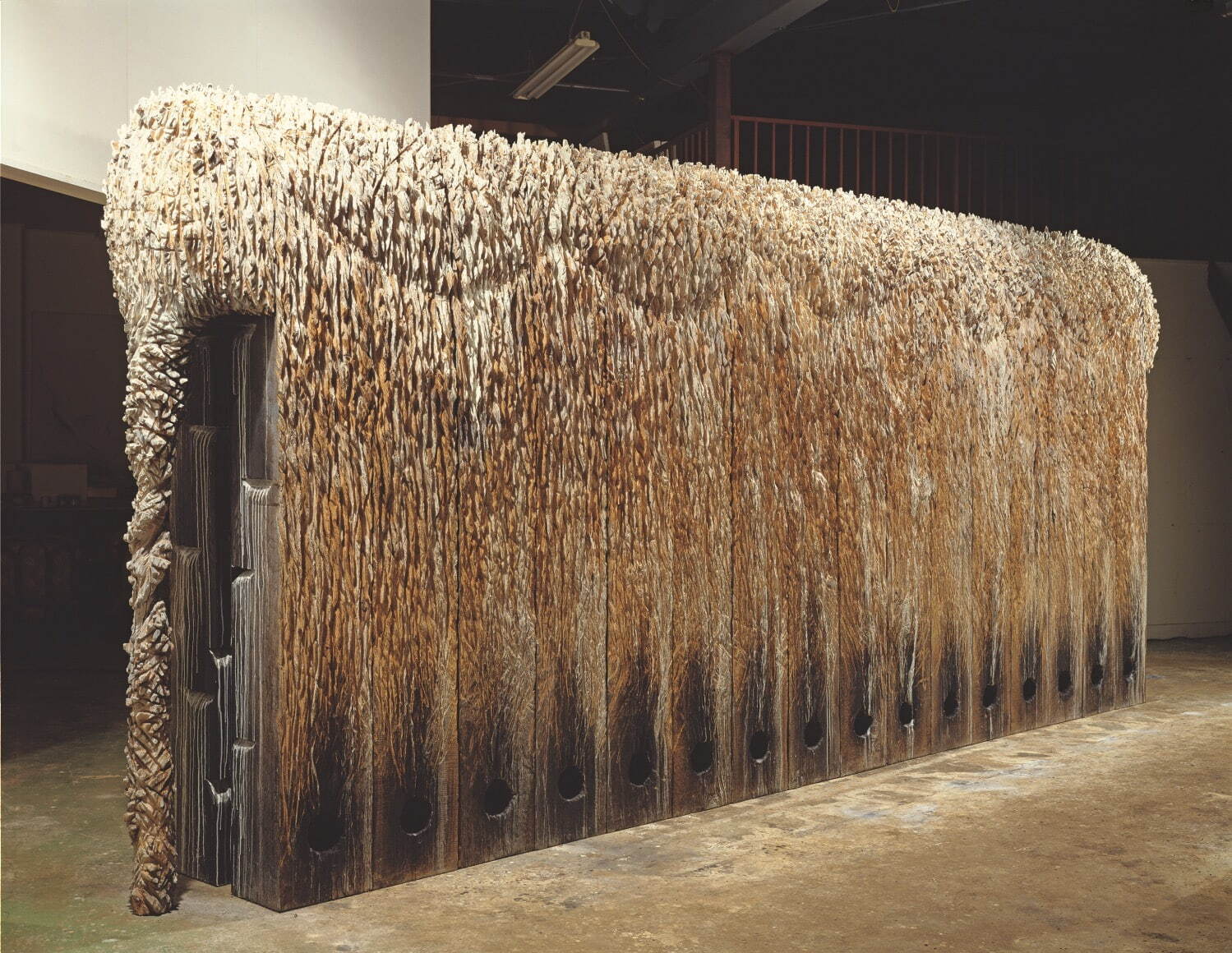 戸谷成雄 《森の象の窯の死》 1989年 東京都現代美術館蔵 撮影：山本糾 ©Shigeo Toya Courtesy of ShugoArts