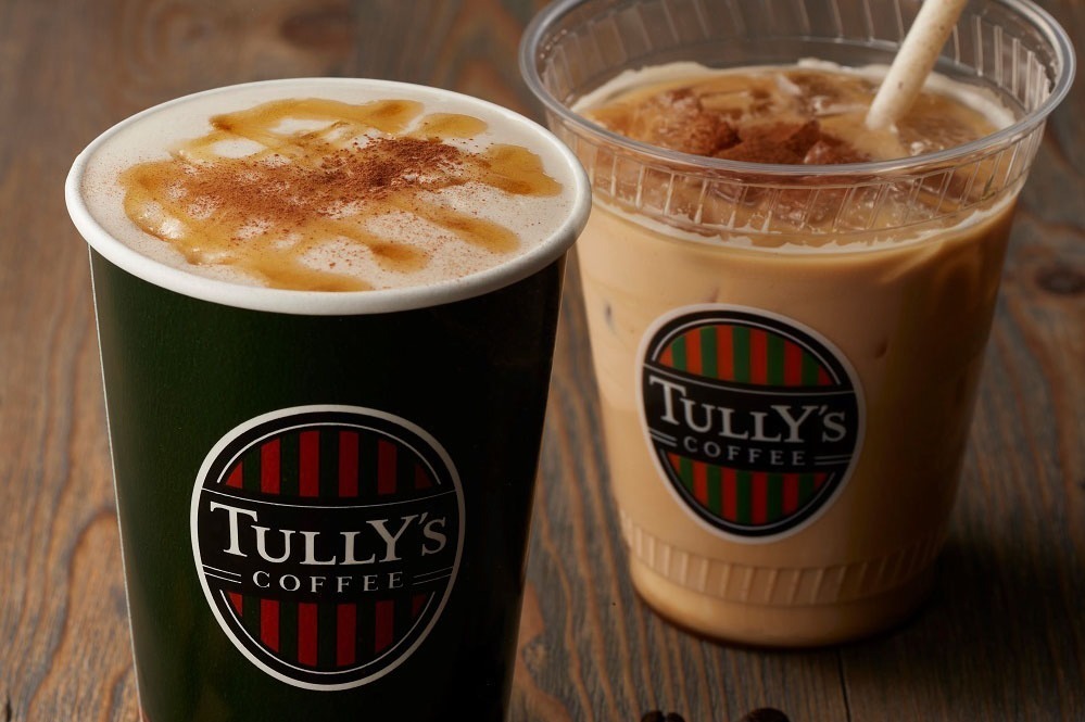 タリーズコーヒー×火ドラ『夕暮れに、手をつなぐ』の新作ドリンク「メープルキャラメルマキアート」