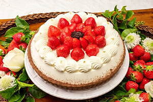 キル フェ ボンのバレンタイン限定タルト、“空浮いちご”ショート＆チョコレートのオペラケーキ｜写真1