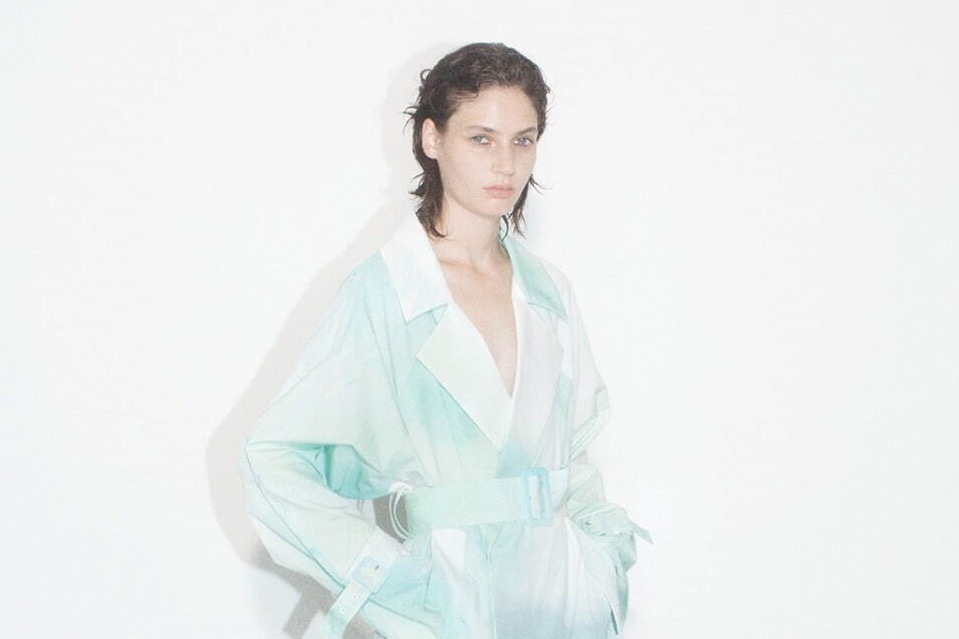 カナコ サカイ、流動的な“墨流し”模様のトレンチコート＆色彩の移ろうブリーチデニム