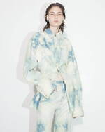 カナコ サカイ、流動的な“墨流し”模様のトレンチコート＆色彩の移ろうブリーチデニム｜写真2