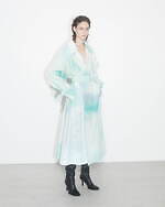 カナコ サカイ、流動的な“墨流し”模様のトレンチコート＆色彩の移ろうブリーチデニム｜写真1