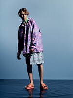 フミト ガンリュウ“ポンチョとしても着用可”2WAYコート＆エレガントなバックプリーツシャツ｜写真7