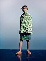 フミト ガンリュウ“ポンチョとしても着用可”2WAYコート＆エレガントなバックプリーツシャツ｜写真8