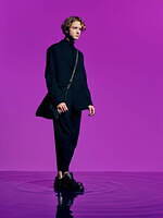 フミト ガンリュウ“ポンチョとしても着用可”2WAYコート＆エレガントなバックプリーツシャツ｜写真3