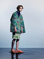 フミト ガンリュウ“ポンチョとしても着用可”2WAYコート＆エレガントなバックプリーツシャツ｜写真9