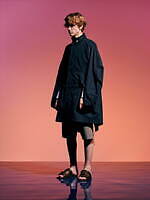 フミト ガンリュウ“ポンチョとしても着用可”2WAYコート＆エレガントなバックプリーツシャツ｜写真1