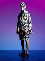 フミト ガンリュウ“ポンチョとしても着用可”2WAYコート＆エレガントなバックプリーツシャツ｜写真5