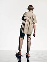 フミト ガンリュウ“ポンチョとしても着用可”2WAYコート＆エレガントなバックプリーツシャツ｜写真4