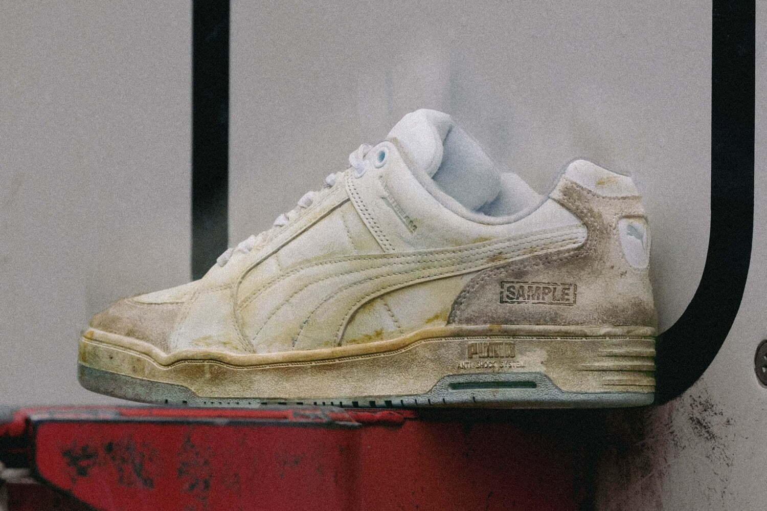 プーマのビームス別注メンズスニーカー、手作業で加工した“唯一無二”のローカットシューズ