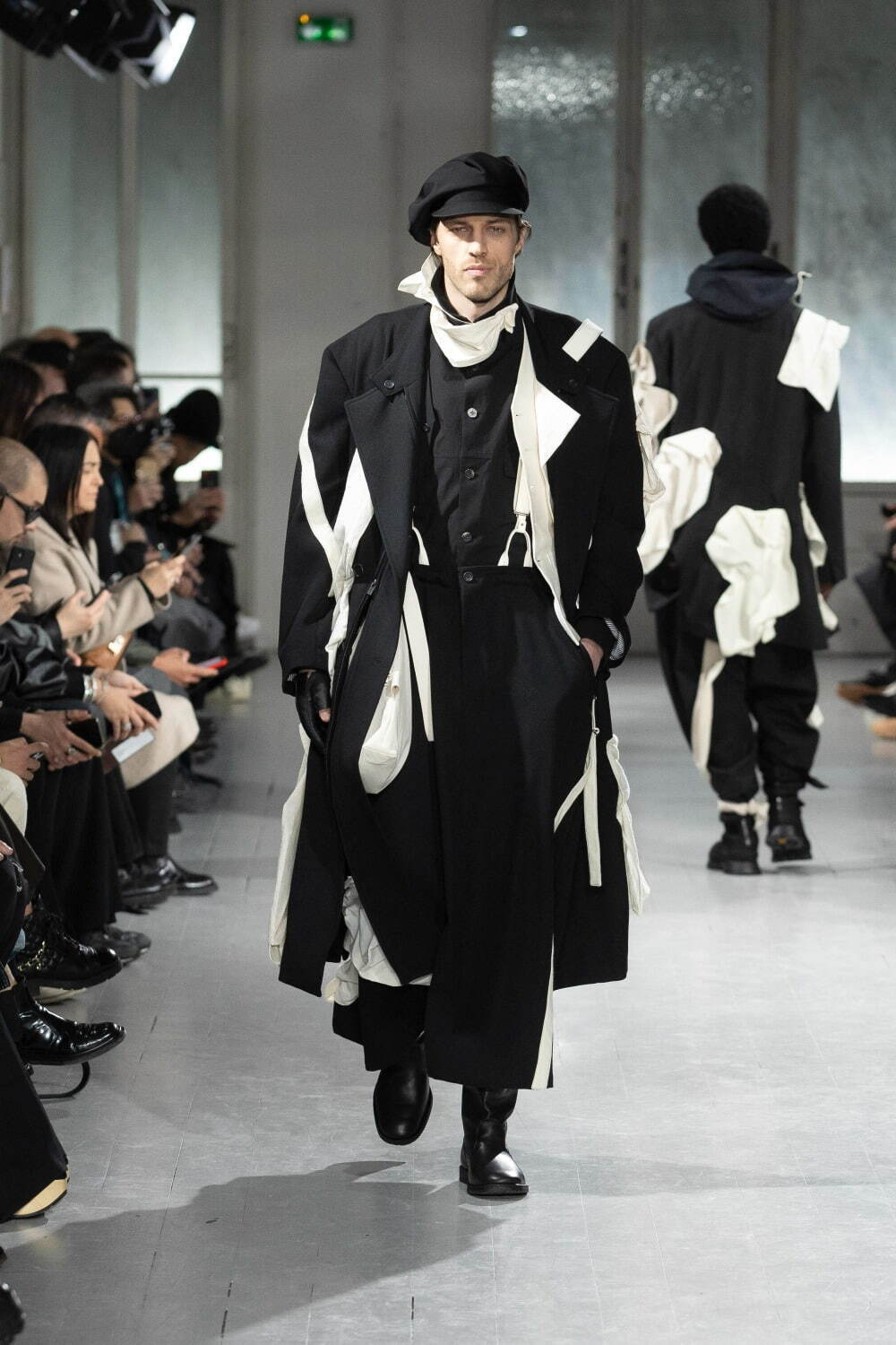 https://www.fashion-press.net/img/news/98751/Yohji_Yamamoto_POUR_HOMME_AW23_LOOK_39.jpg