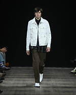 ポール・スミス 2023年秋冬メンズコレクション、伝統的なテーラードにモダニズムを｜写真29