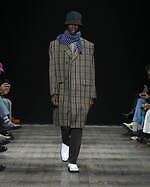 ポール・スミス 2023年秋冬メンズコレクション、伝統的なテーラードにモダニズムを｜写真33