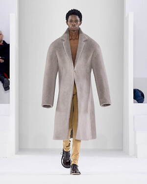 ロエベ 2023年秋冬メンズコレクション - 衣服の物質的還元｜写真17