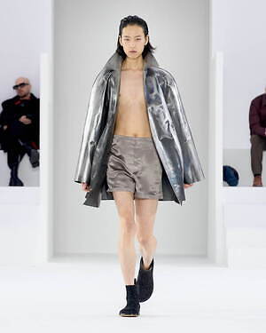 ロエベ 2023年秋冬メンズコレクション - 衣服の物質的還元｜写真26