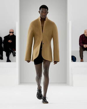 ロエベ 2023年秋冬メンズコレクション - 衣服の物質的還元｜写真36