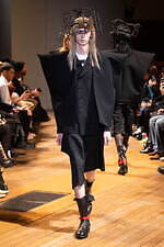 コム デ ギャルソン・オム プリュス 2023-24年秋冬コレクション、テーラリングをよりアバンギャルドに｜写真2