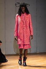 コム デ ギャルソン・オム プリュス 2023-24年秋冬コレクション、テーラリングをよりアバンギャルドに｜写真6