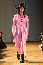 コム デ ギャルソン・オム プリュス 2023-24年秋冬コレクション、テーラリングをよりアバンギャルドに｜写真8