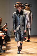 コム デ ギャルソン・オム プリュス 2023-24年秋冬コレクション、テーラリングをよりアバンギャルドに｜写真11