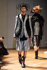 コム デ ギャルソン・オム プリュス 2023-24年秋冬コレクション、テーラリングをよりアバンギャルドに｜写真12