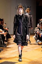 コム デ ギャルソン・オム プリュス 2023-24年秋冬コレクション、テーラリングをよりアバンギャルドに｜写真15