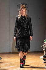 コム デ ギャルソン・オム プリュス 2023-24年秋冬コレクション、テーラリングをよりアバンギャルドに｜写真16