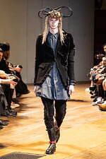 コム デ ギャルソン・オム プリュス 2023-24年秋冬コレクション、テーラリングをよりアバンギャルドに｜写真17