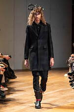 コム デ ギャルソン・オム プリュス 2023-24年秋冬コレクション、テーラリングをよりアバンギャルドに｜写真27