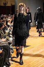 コム デ ギャルソン・オム プリュス 2023-24年秋冬コレクション、テーラリングをよりアバンギャルドに｜写真37