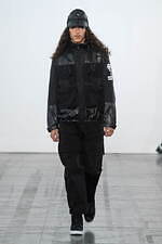 ジュンヤ ワタナベ マン 2023-24年秋冬コレクション - インナーラウムを出発点に、黒で作る一貫性｜写真23