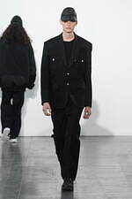 ジュンヤ ワタナベ マン 2023-24年秋冬コレクション - インナーラウムを出発点に、黒で作る一貫性｜写真40