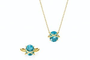 ニナ リッチ「海」着想のジュエリー、“海岸の砂浜”をブル―トパーズで表したリング＆ネックレス